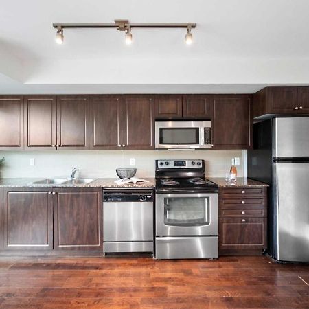 טורונטו Cn Tower View With Free Parking, Pool, & More Amenities מראה חיצוני תמונה