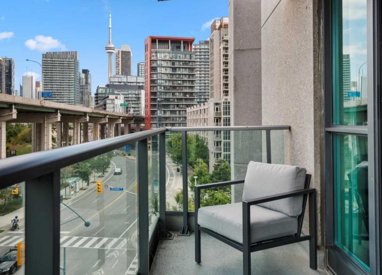 טורונטו Cn Tower View With Free Parking, Pool, & More Amenities מראה חיצוני תמונה