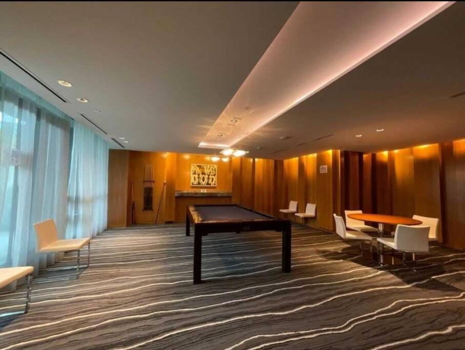 טורונטו Cn Tower View With Free Parking, Pool, & More Amenities מראה חיצוני תמונה