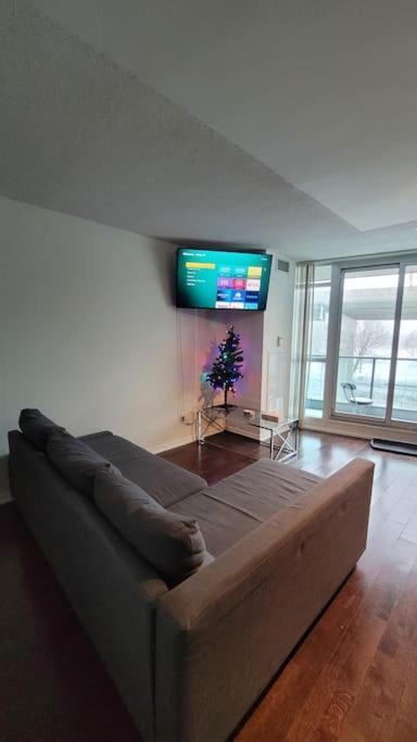 טורונטו Cn Tower View With Free Parking, Pool, & More Amenities מראה חיצוני תמונה