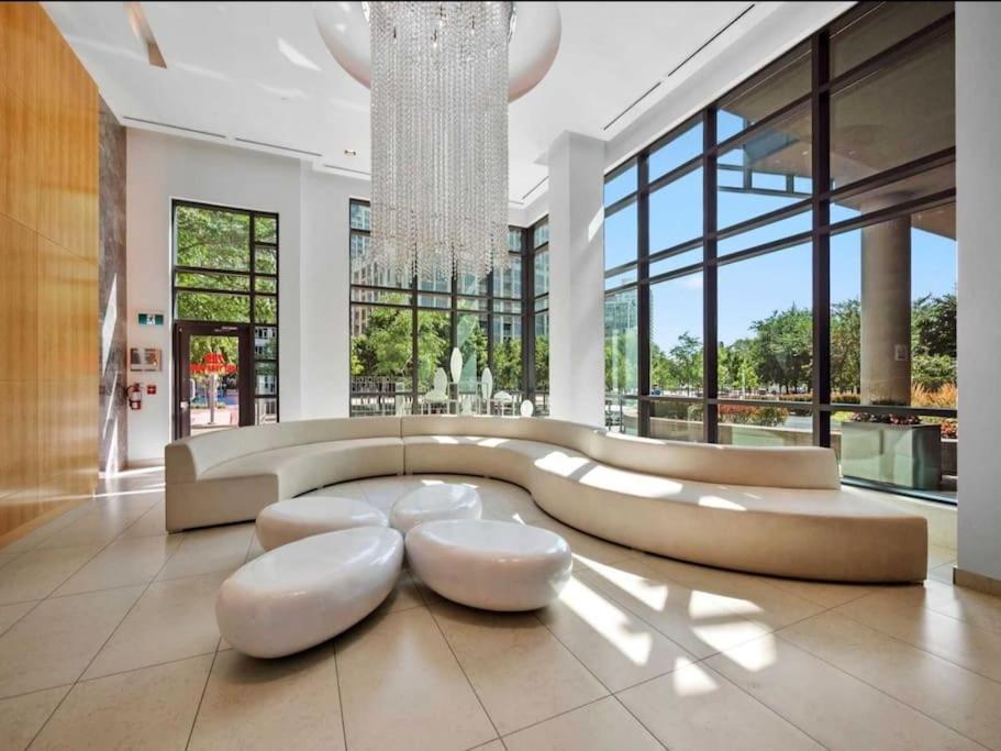 טורונטו Cn Tower View With Free Parking, Pool, & More Amenities מראה חיצוני תמונה