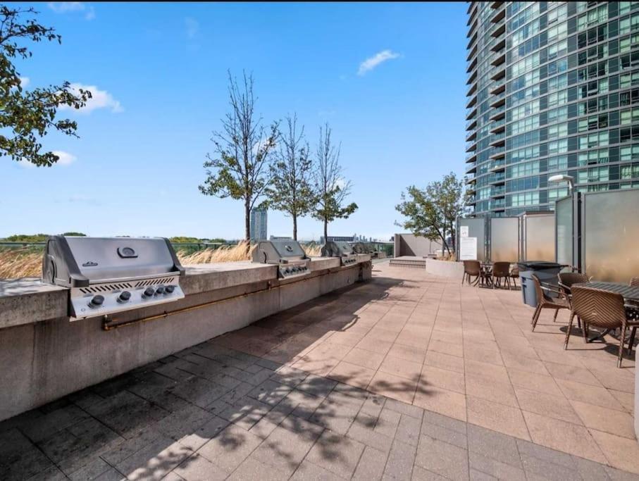 טורונטו Cn Tower View With Free Parking, Pool, & More Amenities מראה חיצוני תמונה