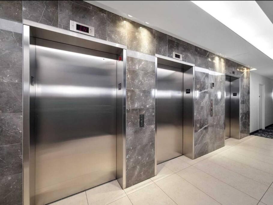 טורונטו Cn Tower View With Free Parking, Pool, & More Amenities מראה חיצוני תמונה
