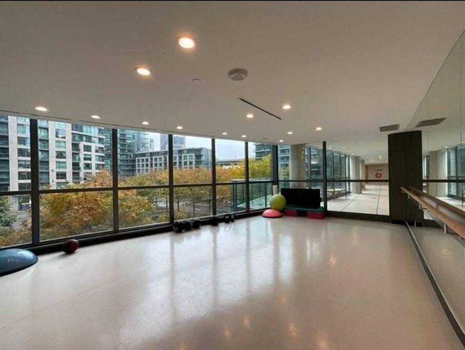 טורונטו Cn Tower View With Free Parking, Pool, & More Amenities מראה חיצוני תמונה