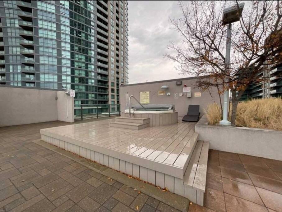 טורונטו Cn Tower View With Free Parking, Pool, & More Amenities מראה חיצוני תמונה