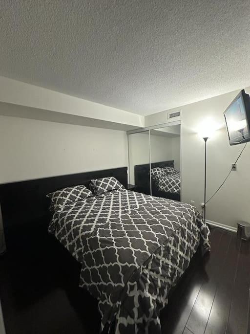 טורונטו Cn Tower View With Free Parking, Pool, & More Amenities מראה חיצוני תמונה
