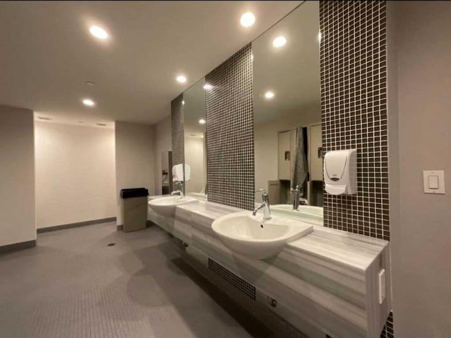 טורונטו Cn Tower View With Free Parking, Pool, & More Amenities מראה חיצוני תמונה