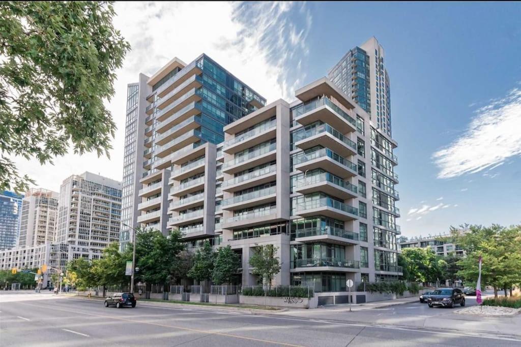 טורונטו Cn Tower View With Free Parking, Pool, & More Amenities מראה חיצוני תמונה