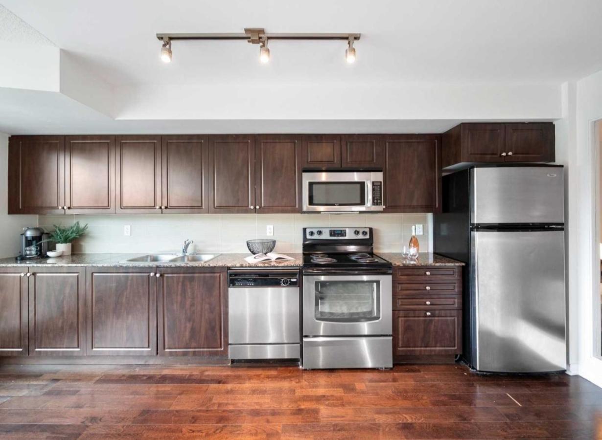 טורונטו Cn Tower View With Free Parking, Pool, & More Amenities מראה חיצוני תמונה