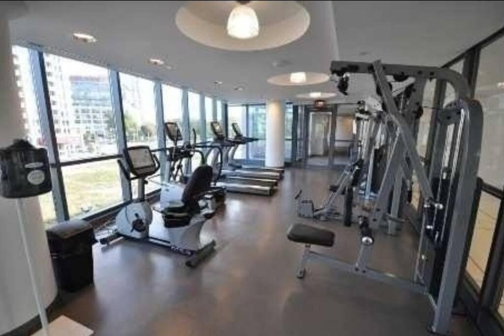 טורונטו Cn Tower View With Free Parking, Pool, & More Amenities מראה חיצוני תמונה