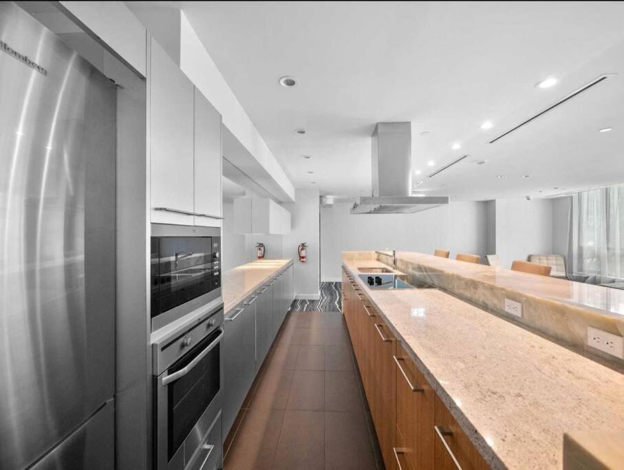 טורונטו Cn Tower View With Free Parking, Pool, & More Amenities מראה חיצוני תמונה