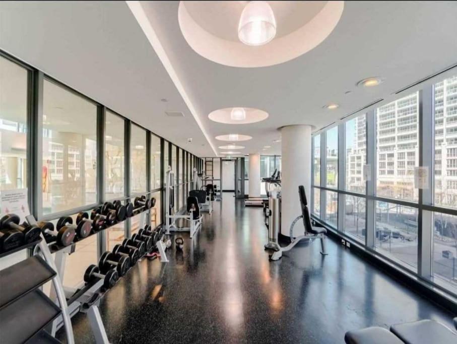 טורונטו Cn Tower View With Free Parking, Pool, & More Amenities מראה חיצוני תמונה