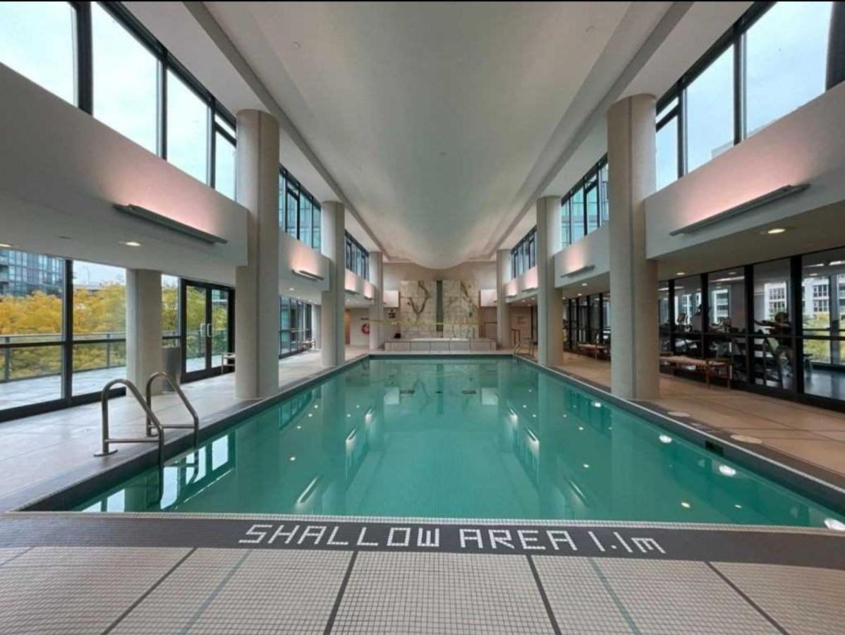 טורונטו Cn Tower View With Free Parking, Pool, & More Amenities מראה חיצוני תמונה