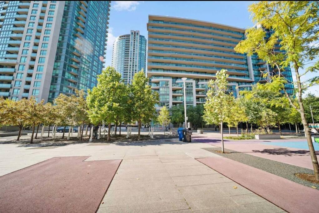 טורונטו Cn Tower View With Free Parking, Pool, & More Amenities מראה חיצוני תמונה