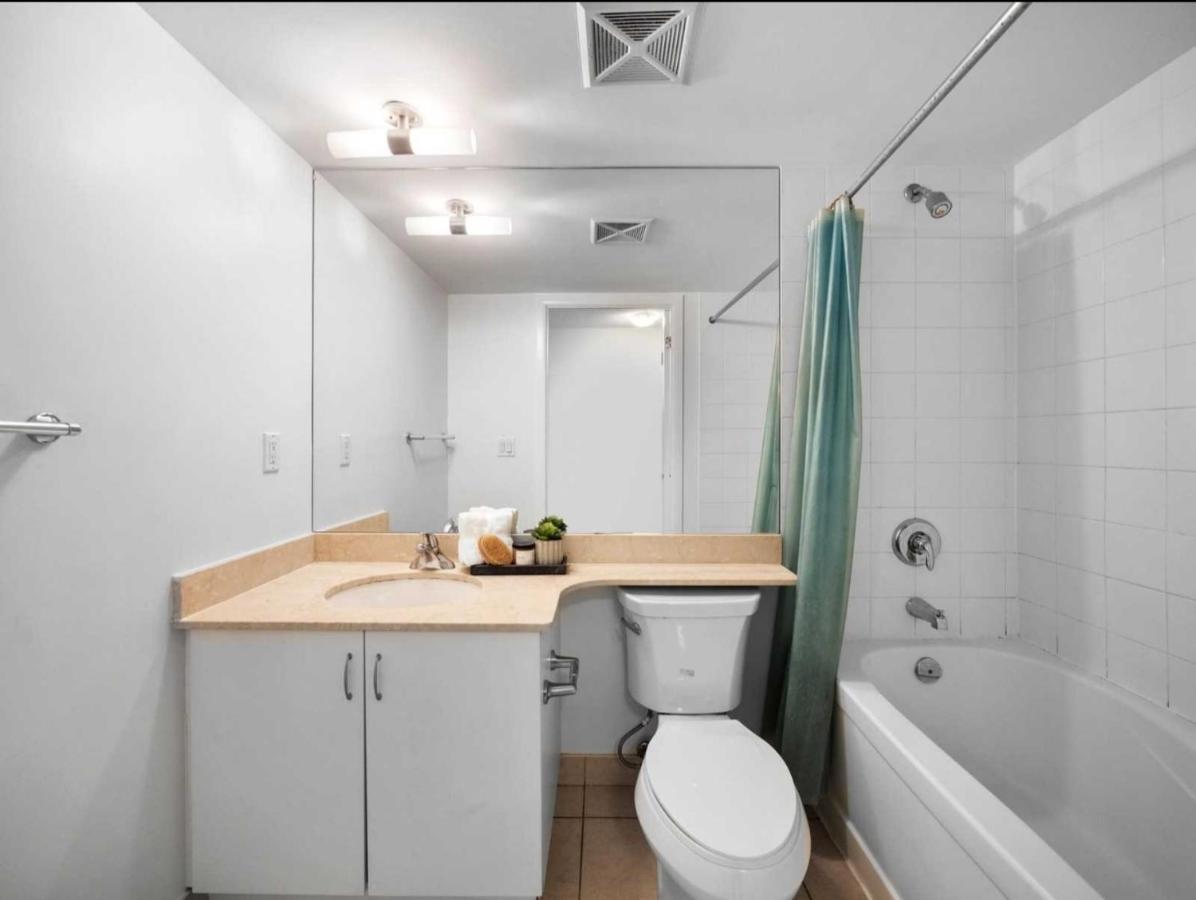 טורונטו Cn Tower View With Free Parking, Pool, & More Amenities מראה חיצוני תמונה