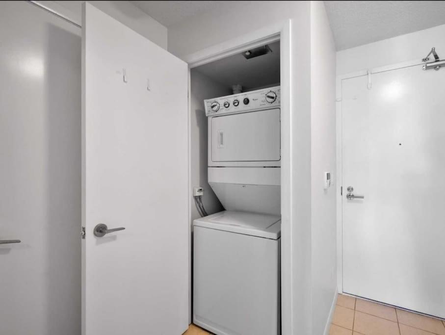 טורונטו Cn Tower View With Free Parking, Pool, & More Amenities מראה חיצוני תמונה