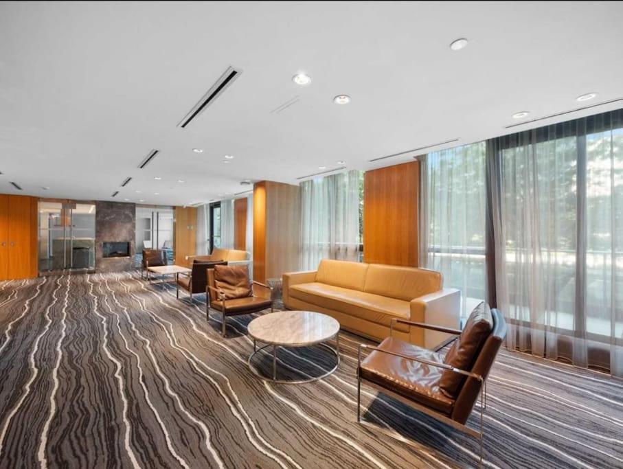 טורונטו Cn Tower View With Free Parking, Pool, & More Amenities מראה חיצוני תמונה